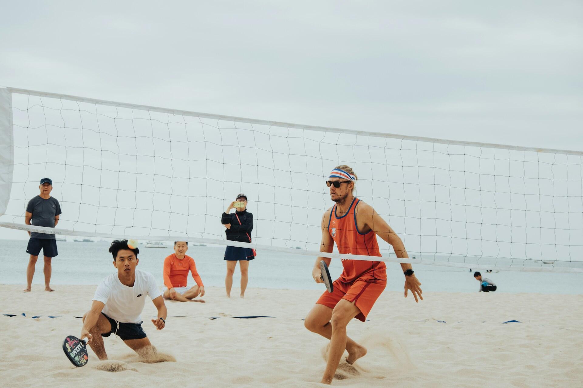Männer spielen Beachtennis im Sand. |Quelle: Fei Chao