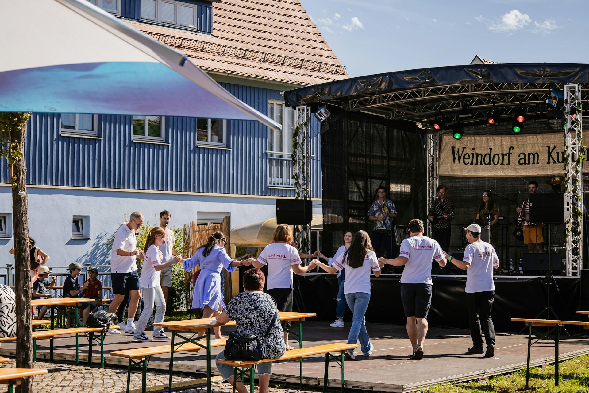 Menschen tanzen vor einer Bühne. |Quelle: Theodor Tietze