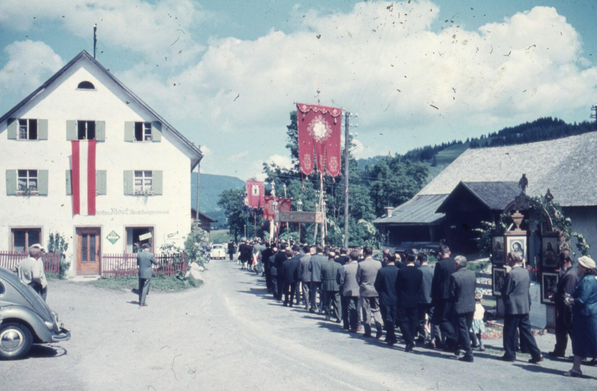Menschen laufen durch ein Dorf. |Quelle:  Annie Spratt