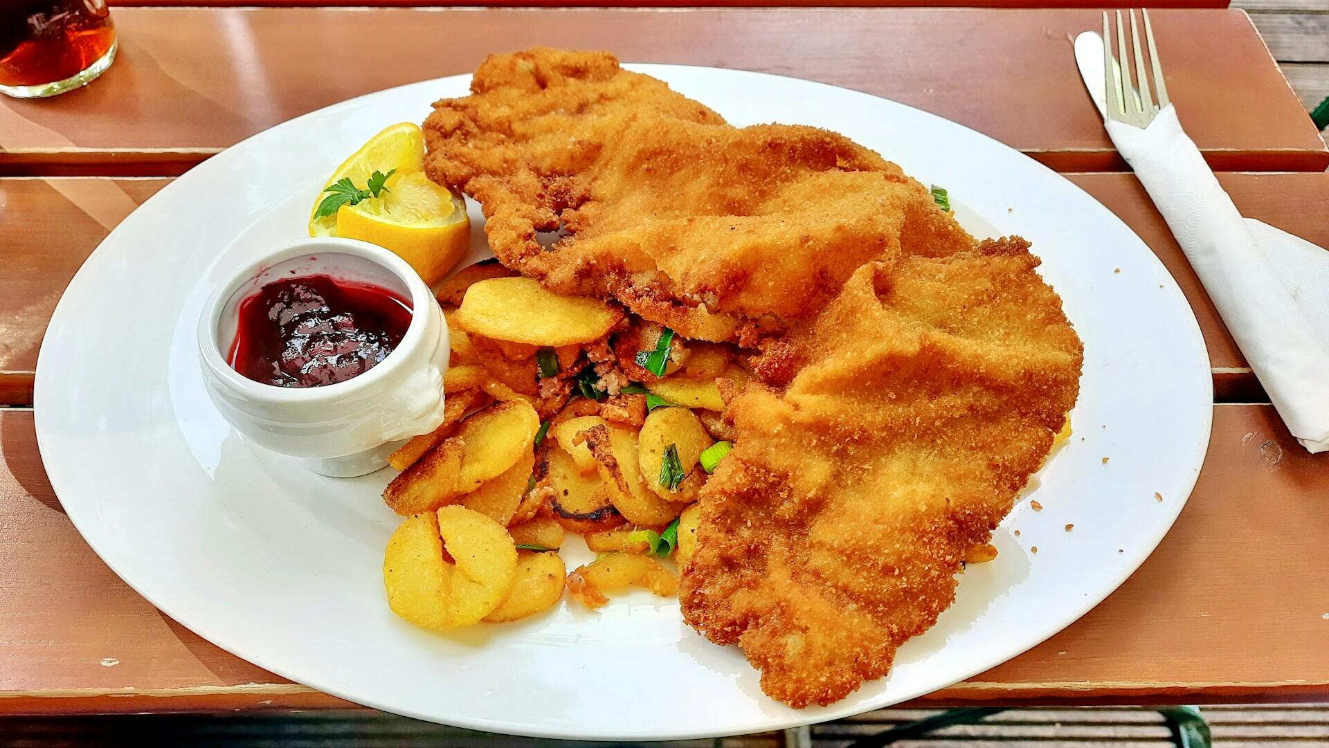 Wiener Schnitzel ist ein Leibgericht in Österreich. |Quelle: Mark König