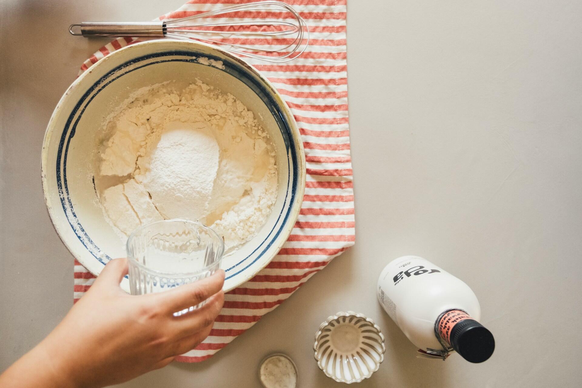 Eine Schüssel mit Mehl und einem Schneebesen..