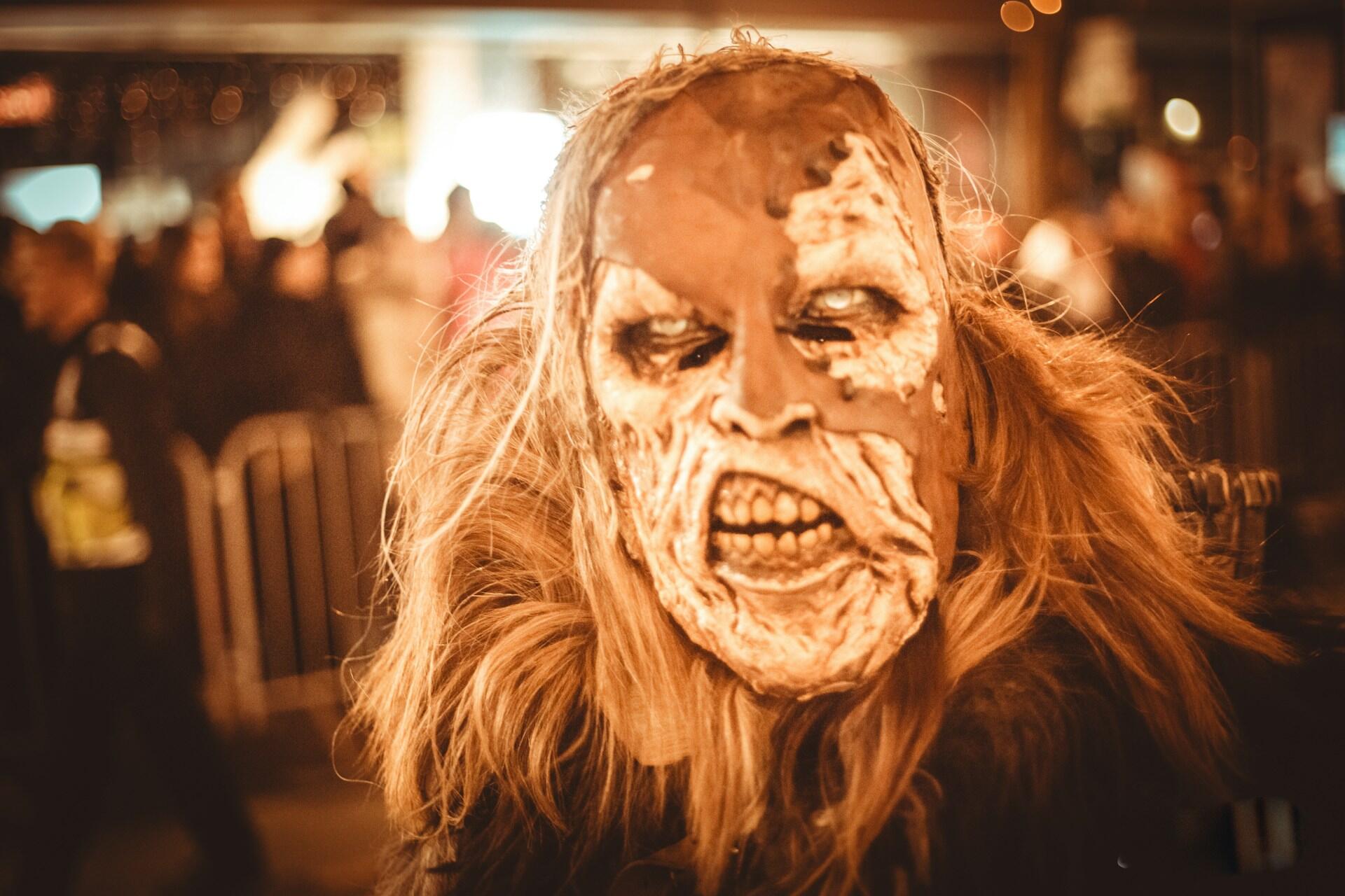 Maskierte Person trägt eine Krampusmaske. |Quelle: Jan Oblak
