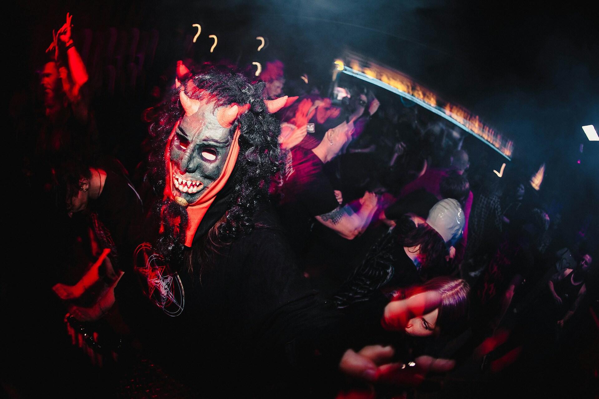 Eine Gruppe von Menschen, die zum Teil verkleidet sind. |Quelle: Evgeniy Smersh