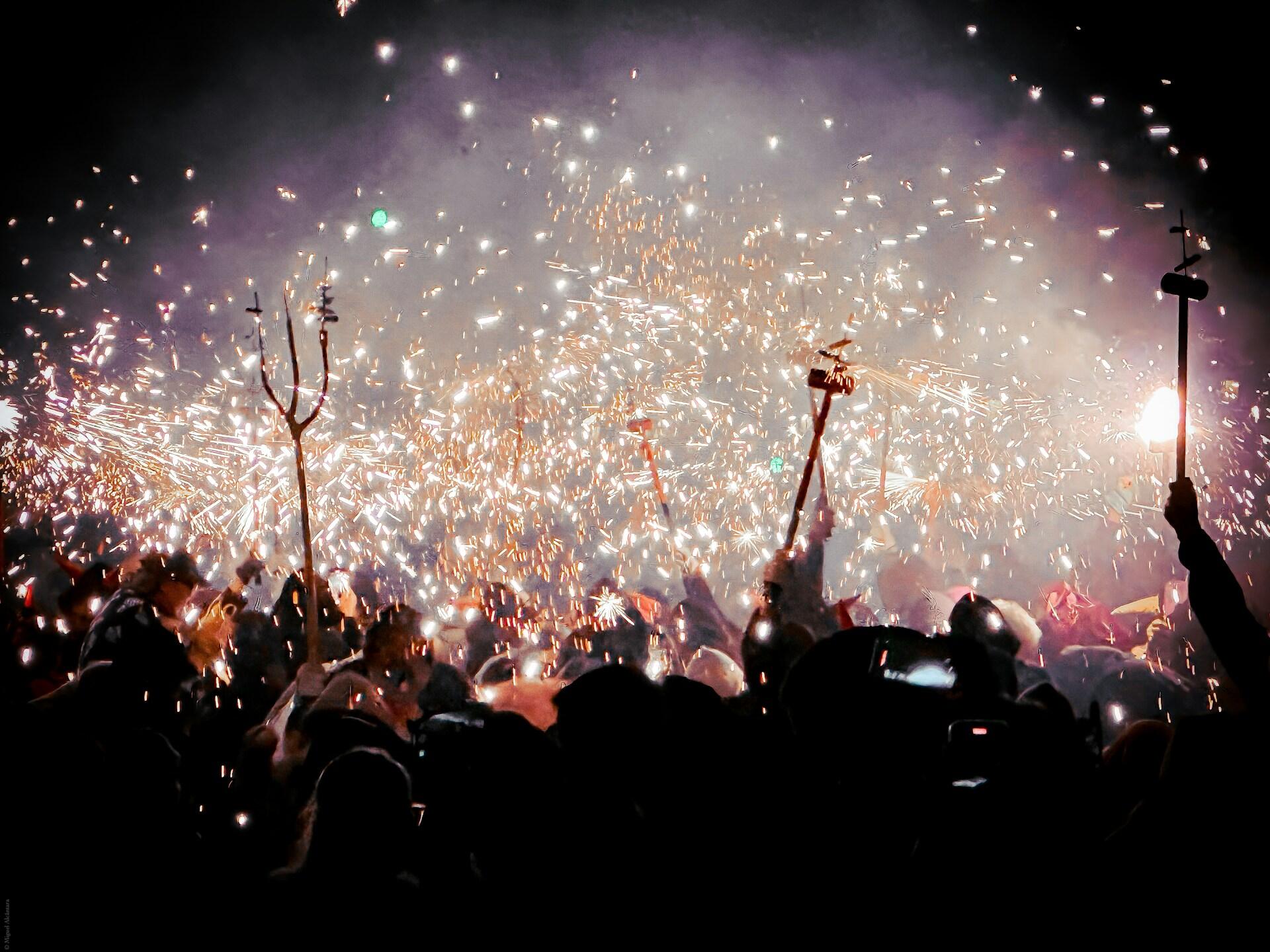 Menschenmenge mit Feuerwerk. |Quelle: Miguel Alcântara