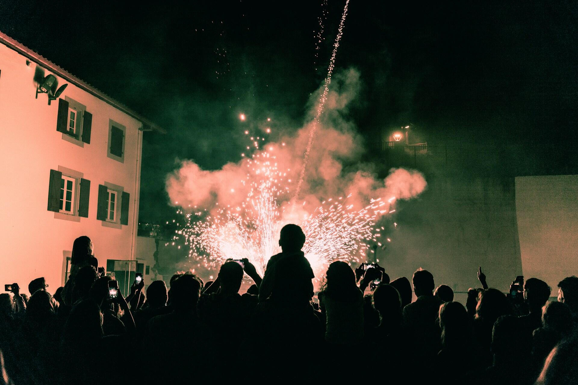 Menschenmenge vor einem Feuerwerk 