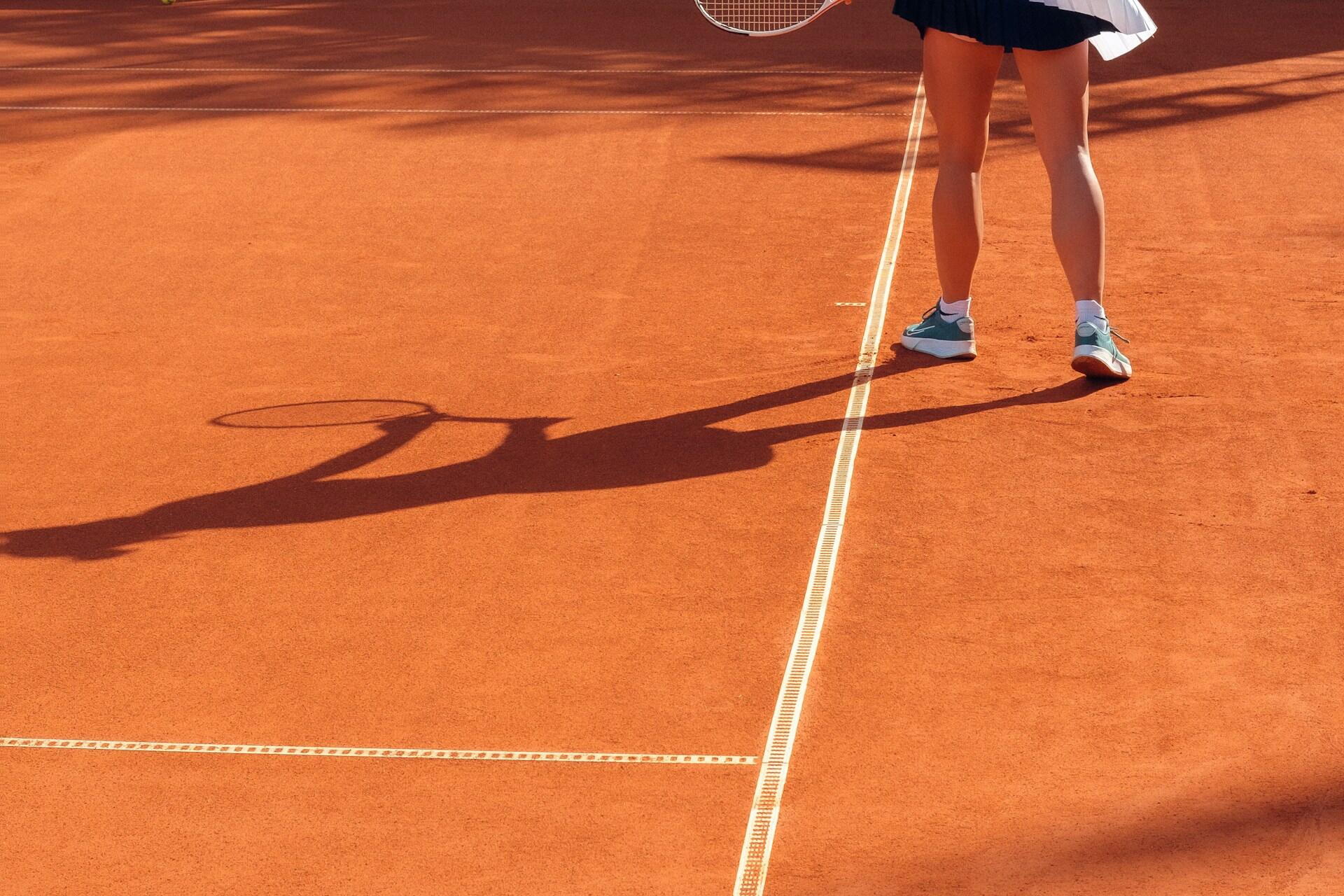 Tennisspielerin auf einem Sandplatz