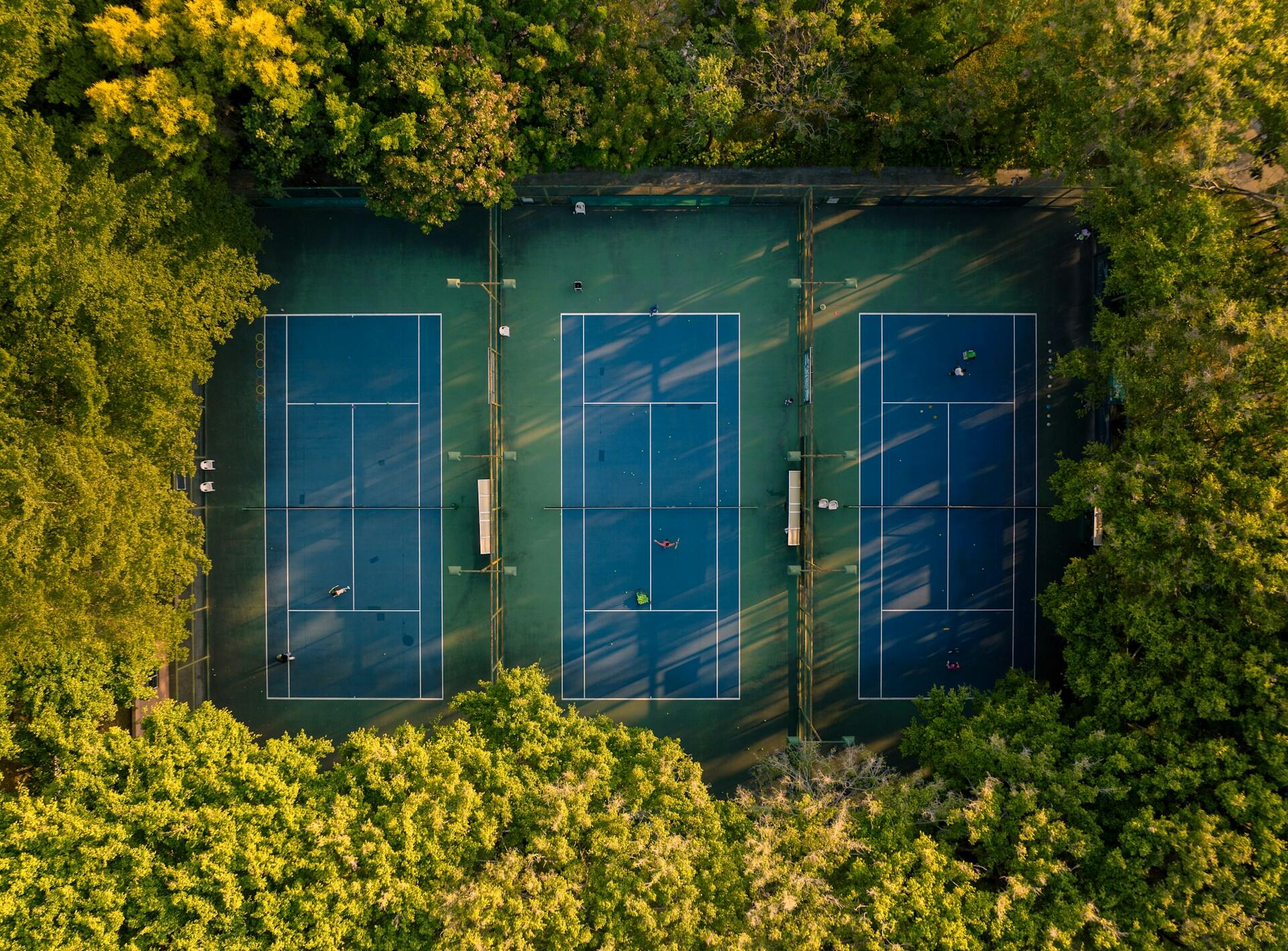 Drei Tennisplätze von oben