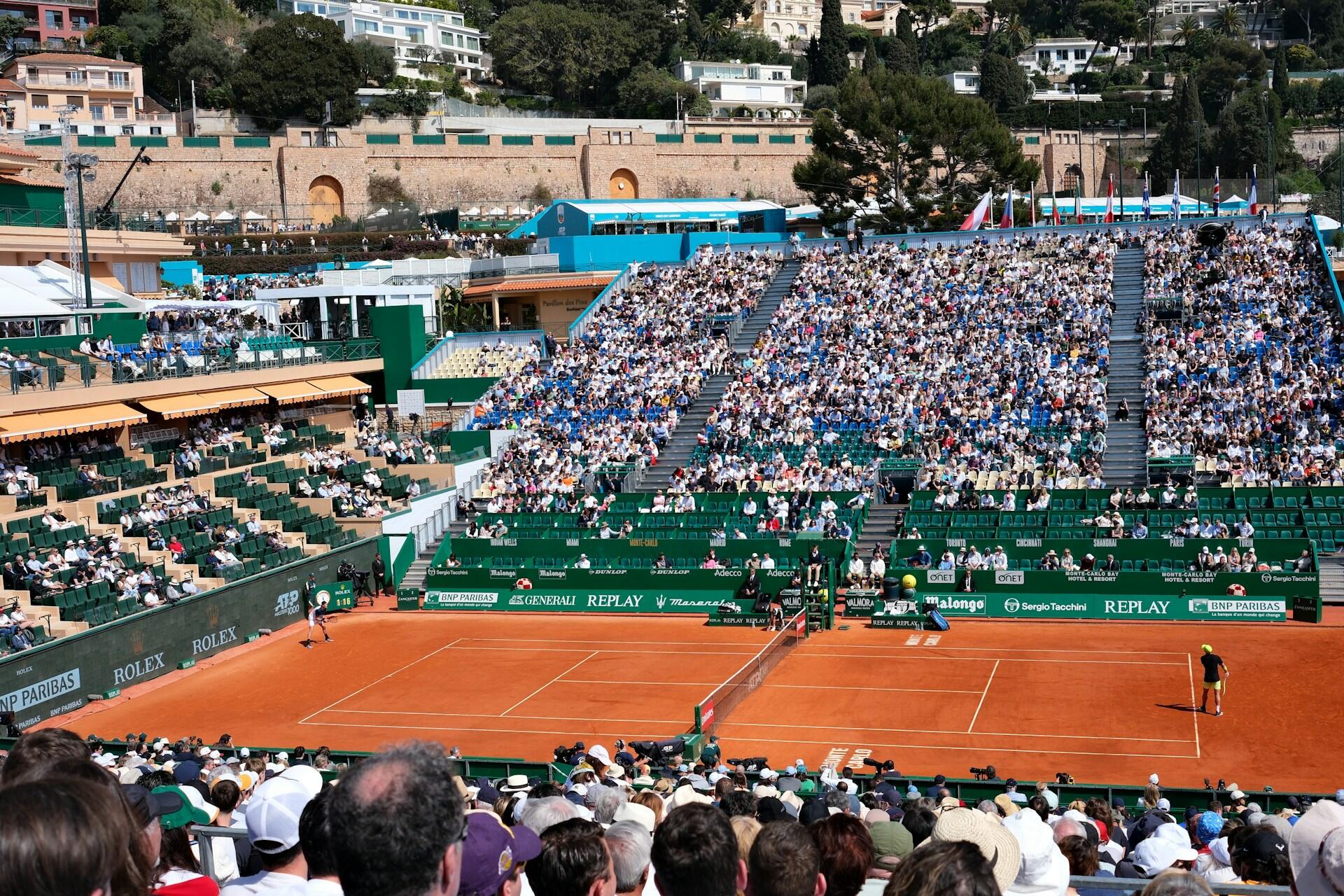 Gut gefülltes Tennisstadion