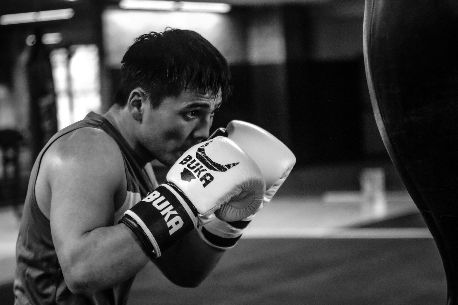 Ein Mann mit Boxhandschuhen