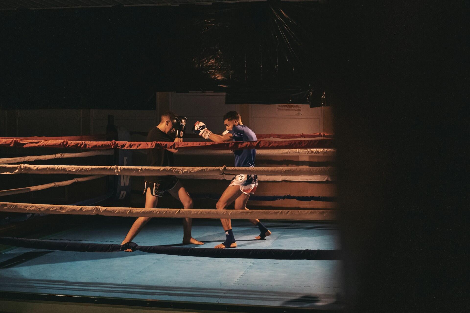 Zwei Männer bei einem Kampf im Boxring