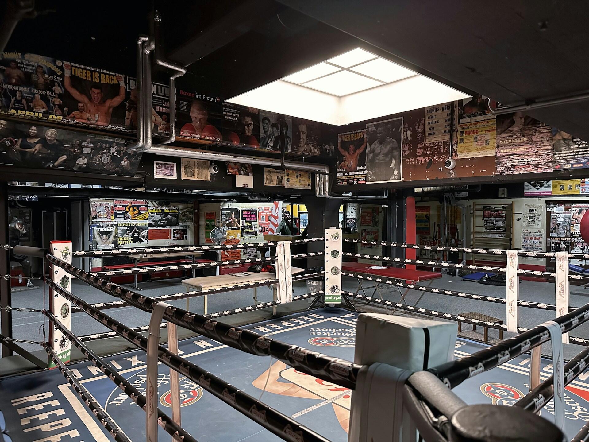 Ein großer Raum mit einem Boxring