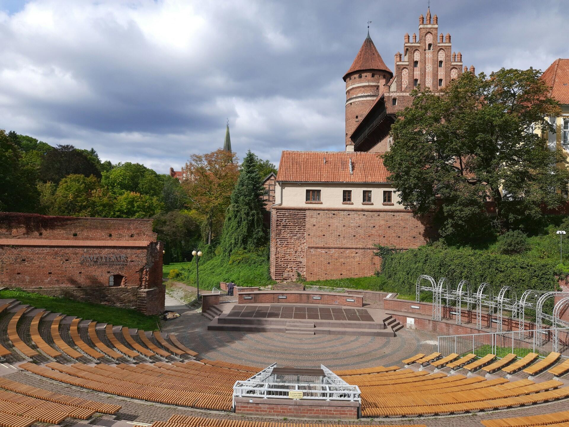 Großes Amphitheater vor einem Gebäude