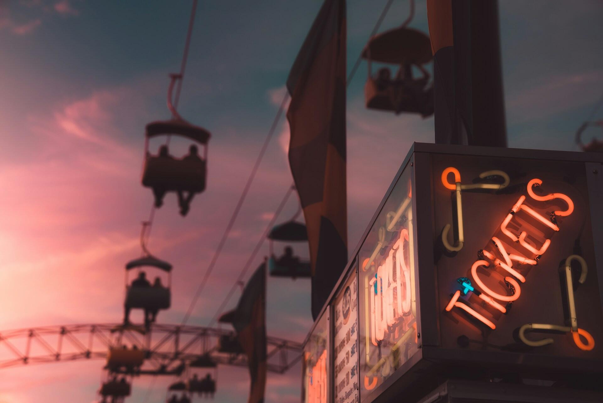 Ticketverkauf vor einer Seilbahn