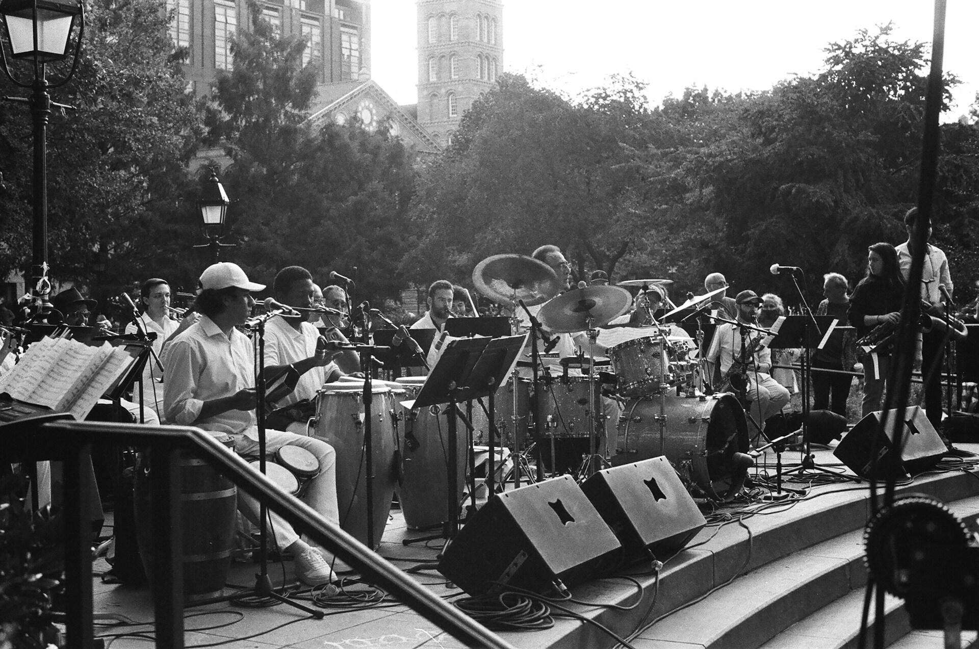 Eine Band, die verschiedene Instrumente spielen
