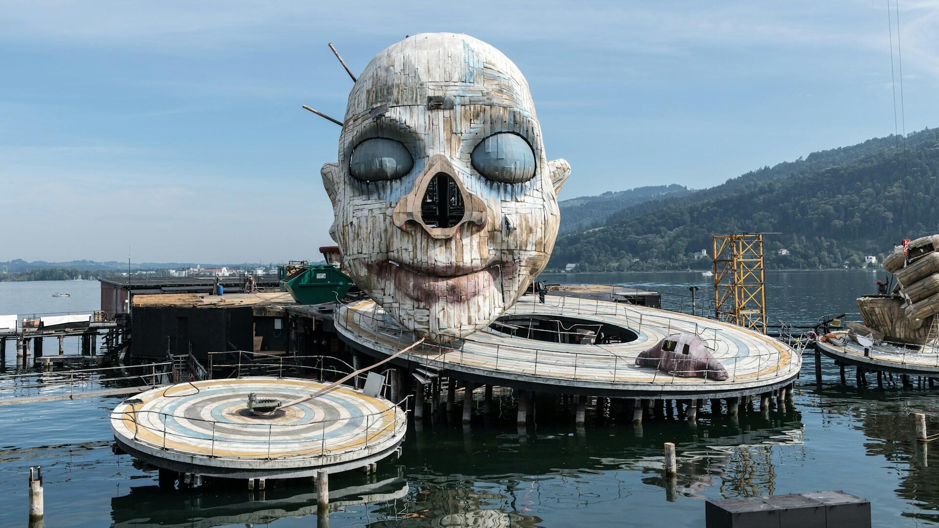 Riesige Skulptur eines Kopfes