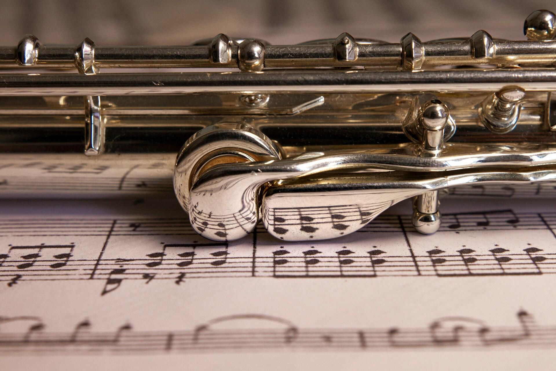 Ein Notenpapier und ein silbernes Instrument
