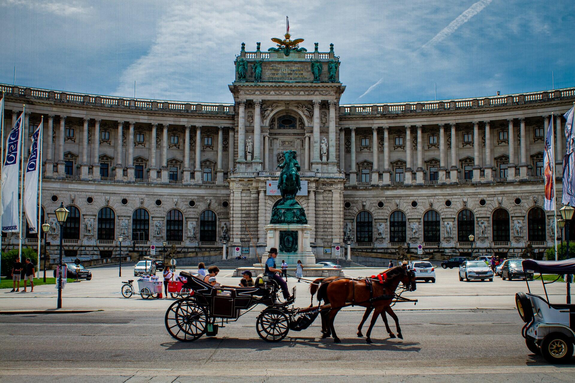 Pferdekutsche vor großem Gebäude in Wien
