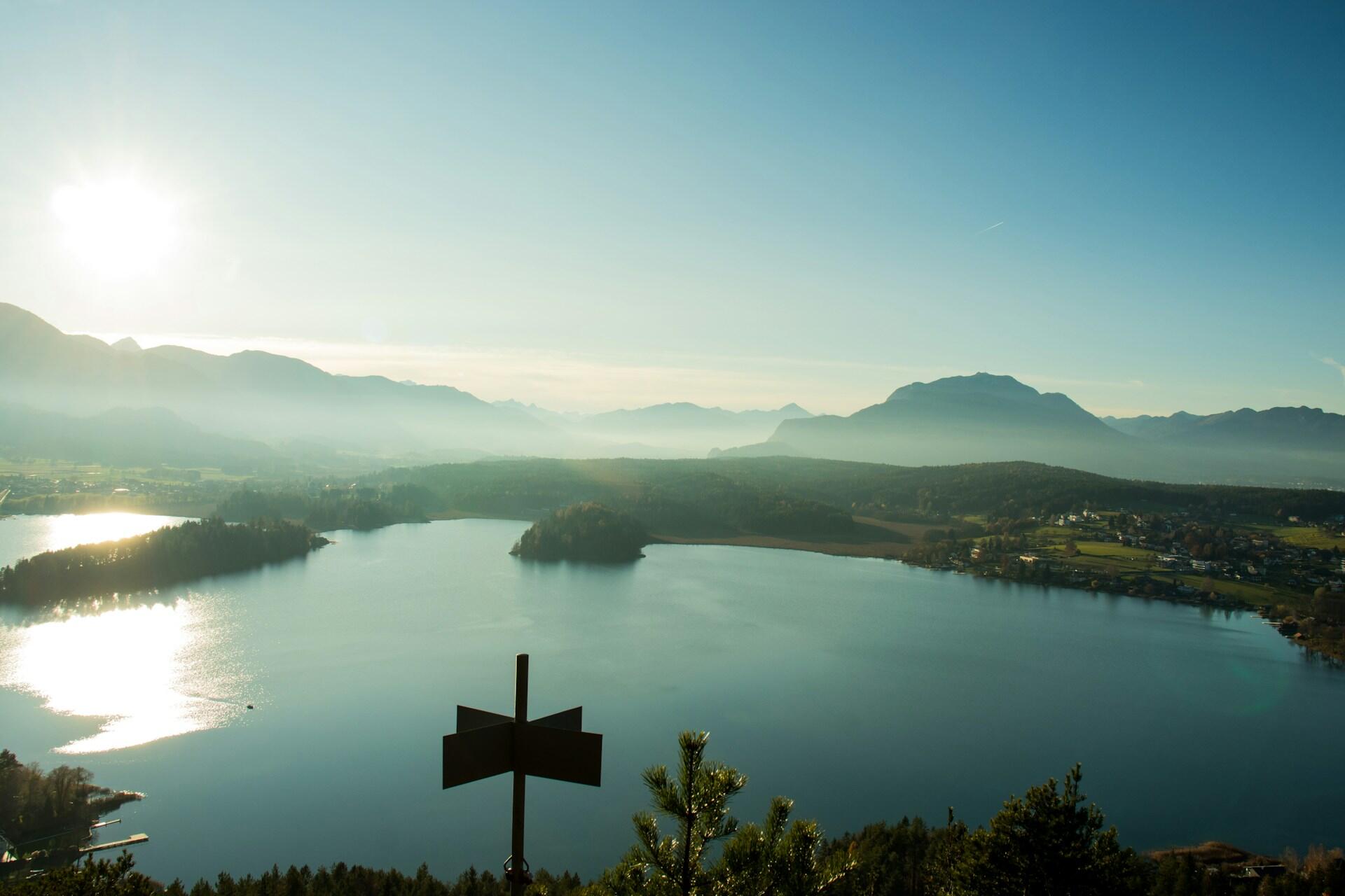 Ein See der von der Sonne angestrahlt wird