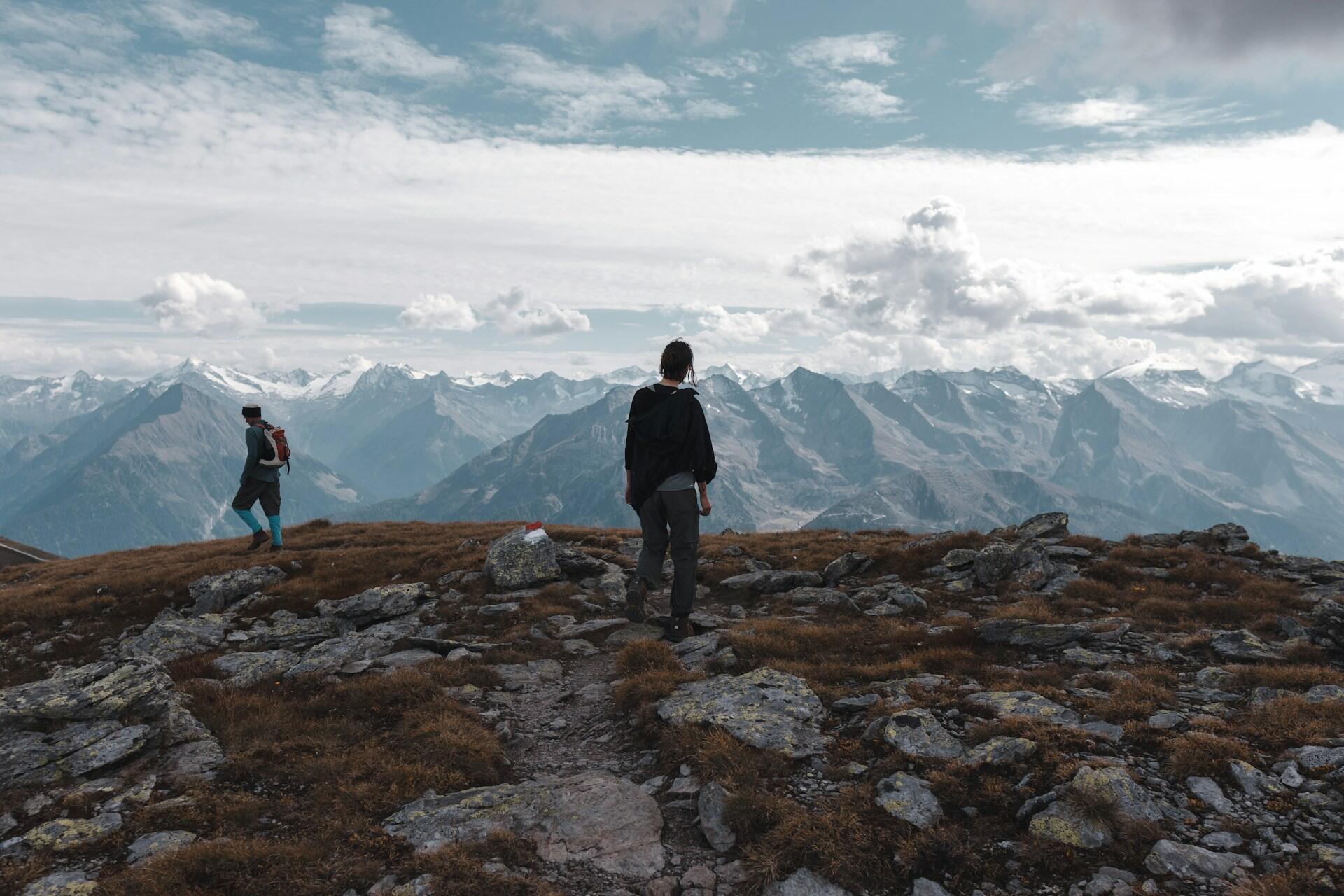 Zwei Personen auf einem Berg