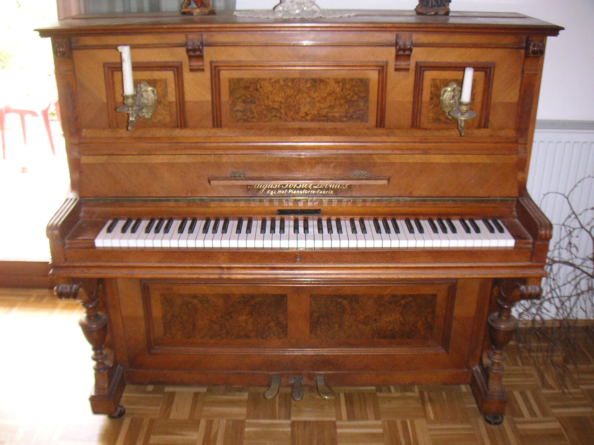 an upright piano with open lid.