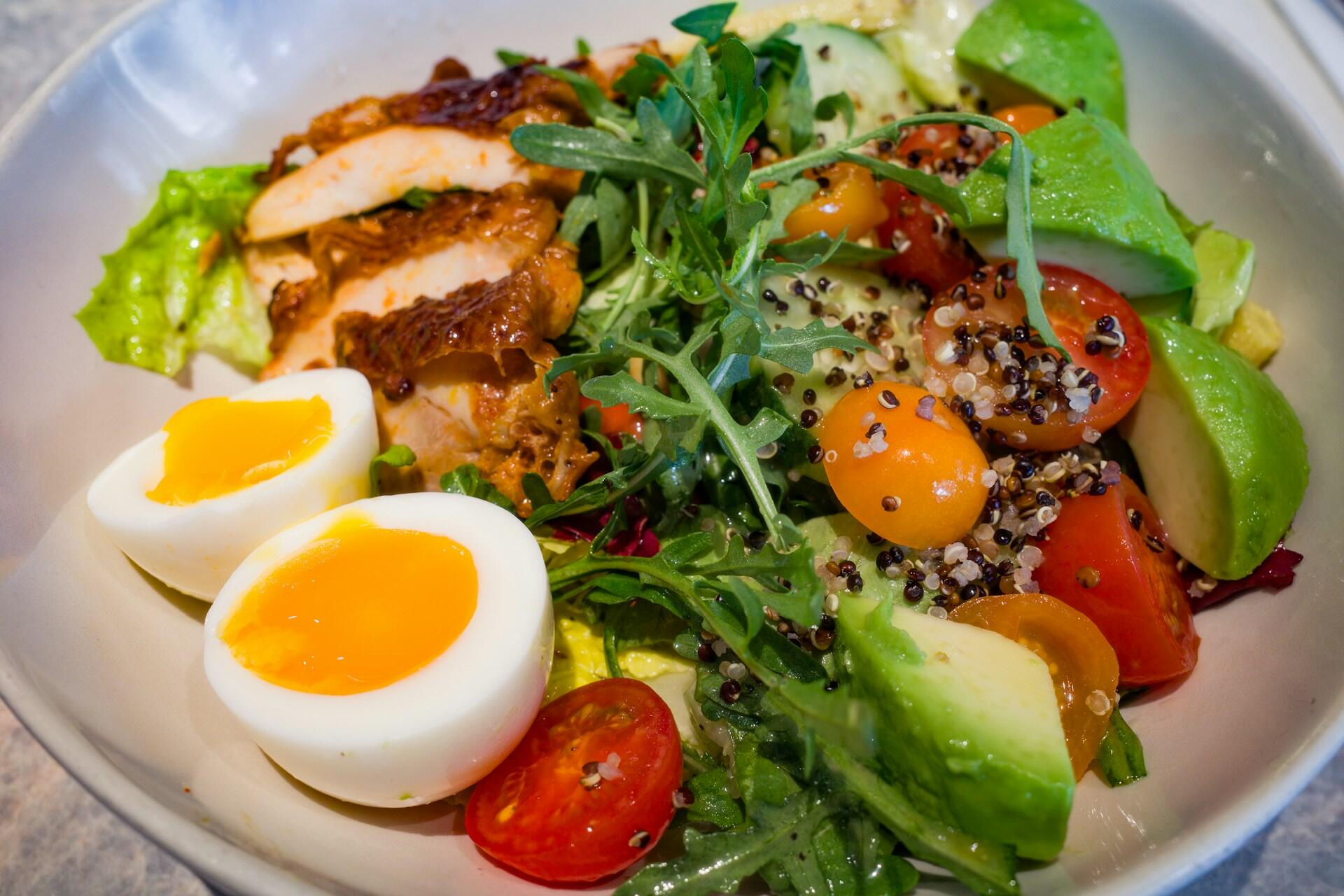 salad with eggs, lean meat, grains, and vegetables