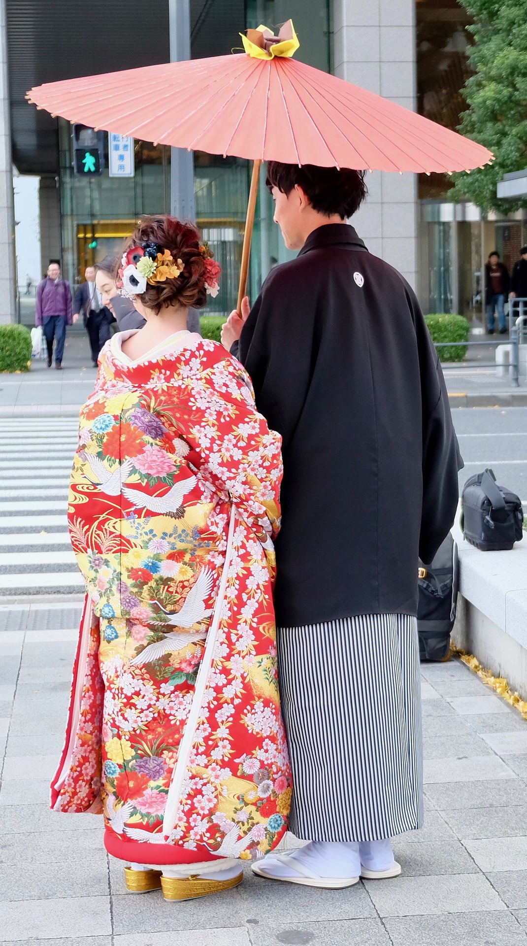 How can tutors teach about Japanese culture?