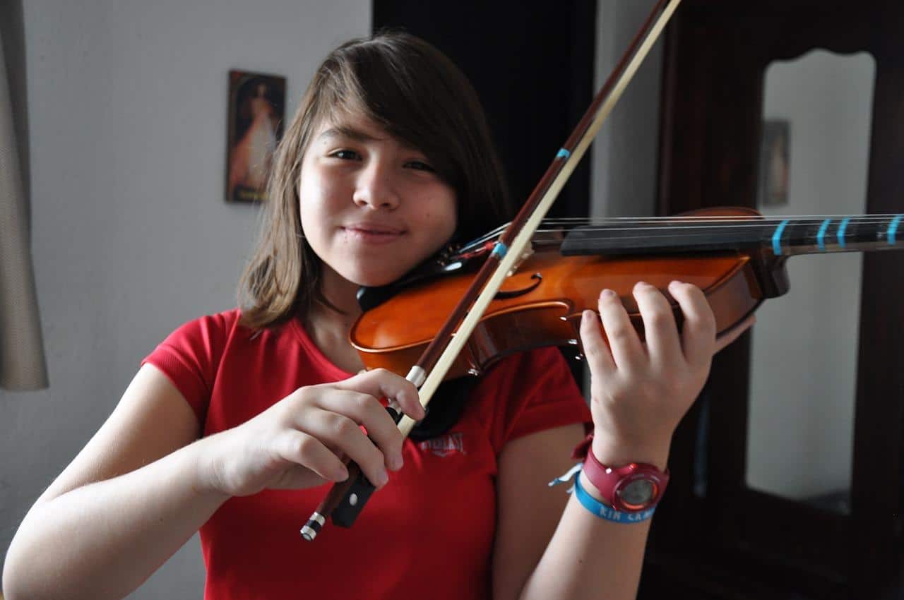 What qualities should a violin tutor have?