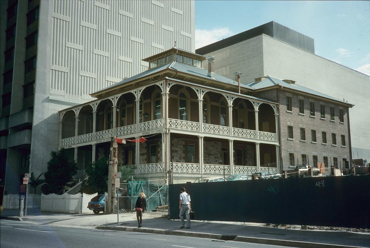 Courses at the Brisbane School of Art are a great way for you to refine drawing techniques.