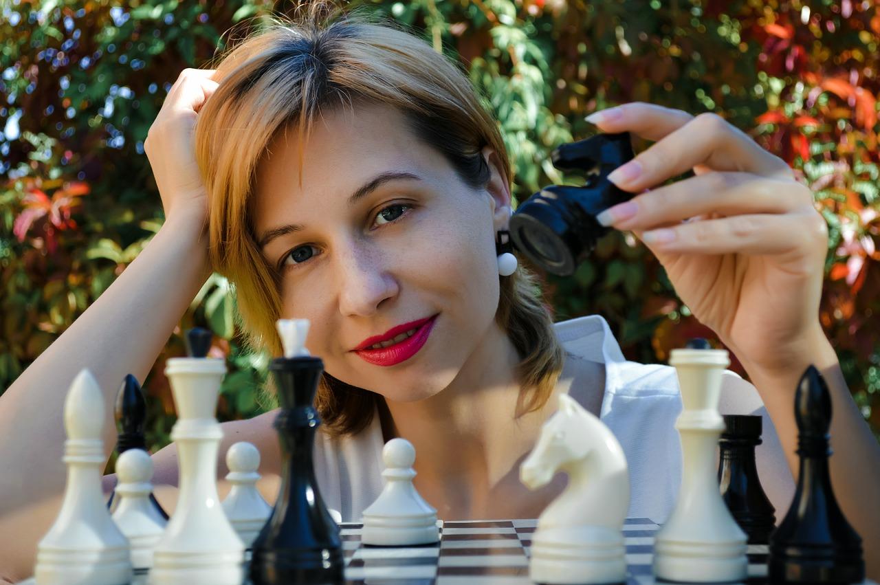 What qualities should a chess coach have?