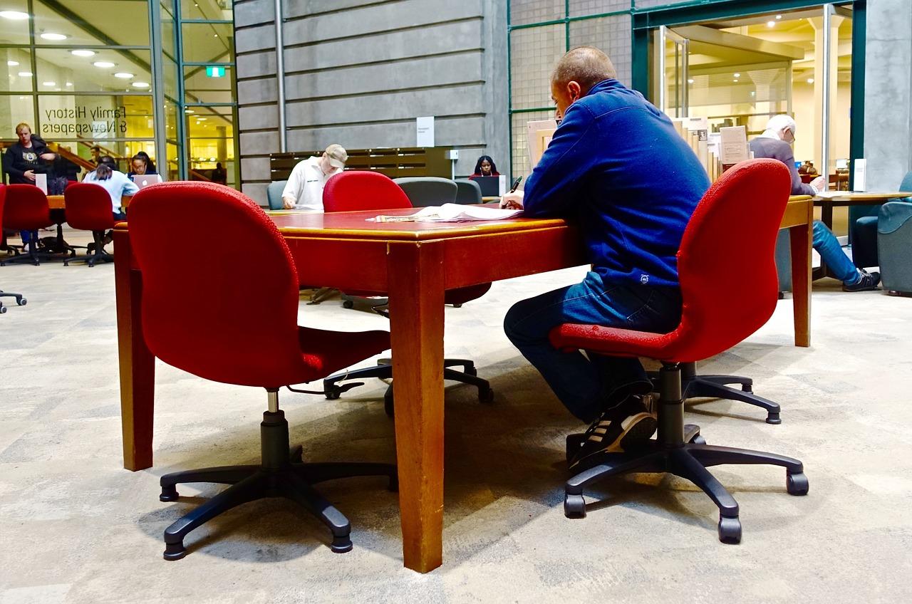 What universities in Australia teach Arabic?