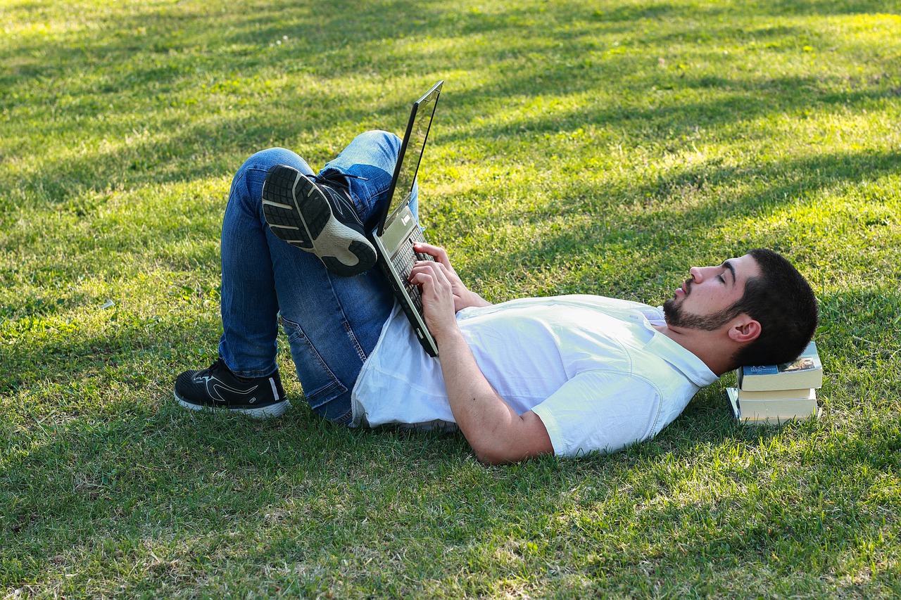 What are the benefits of becoming an accounting tutor?