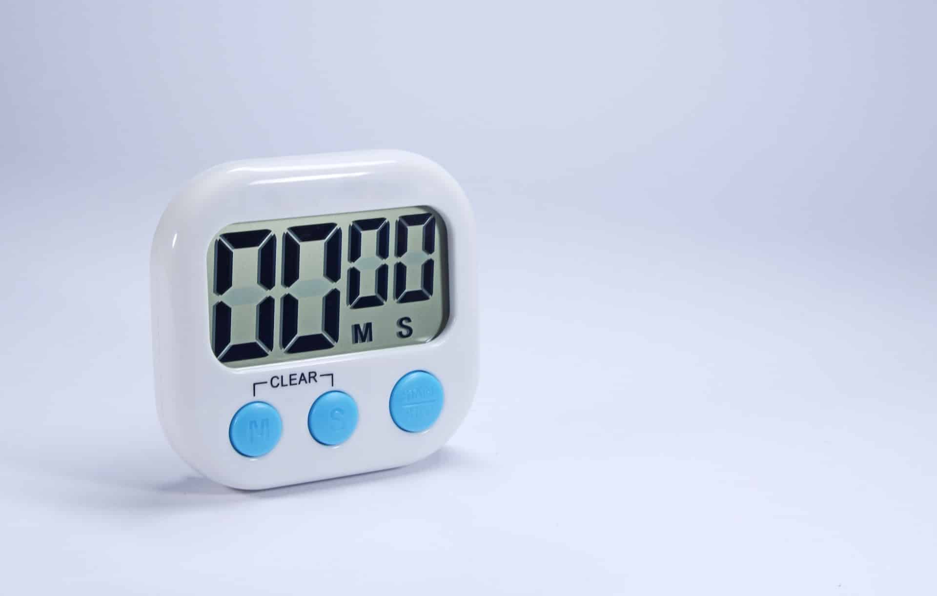 A white timer set to zero with three blue buttons along its lower part