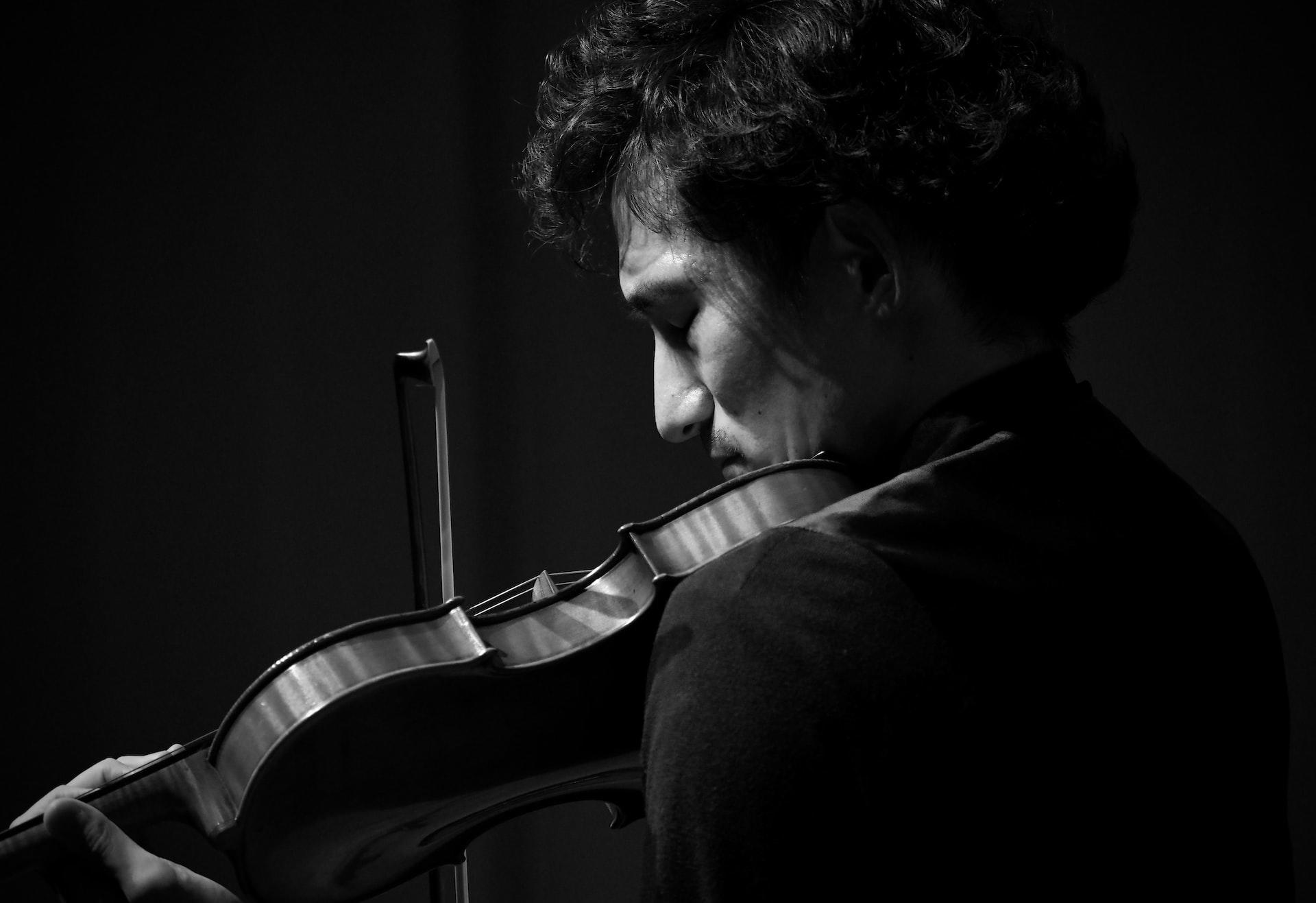 A greyscale closeup of a violinist