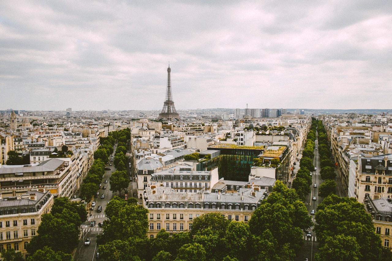 An overlooking view of the neighborhoods surrounding the Eiffel Tower.
