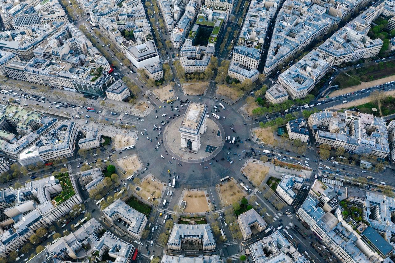 An aerial view of the traffic surrounding L'Arc de Triomphe.