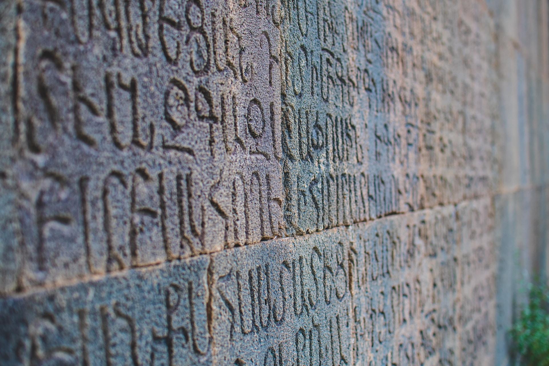 A stone wall with an inscription on it.