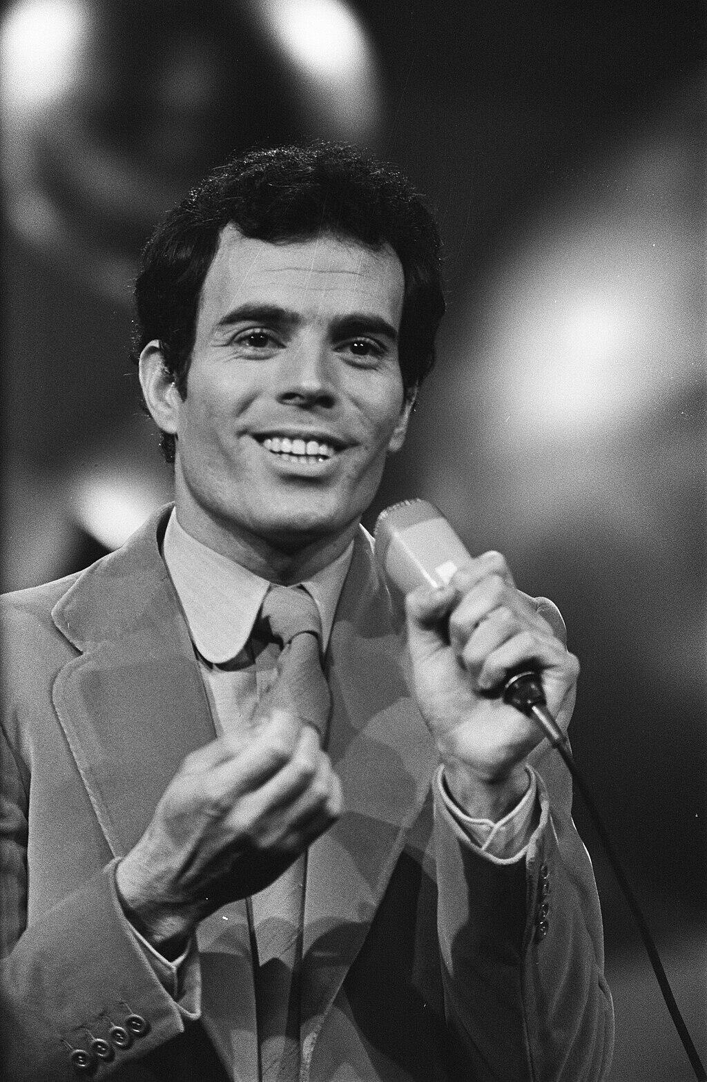 black and white photo of singer Julio Iglesias performing on stage