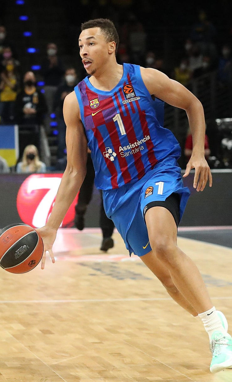 Dante Exum playing in the EuroLeague in March 2022