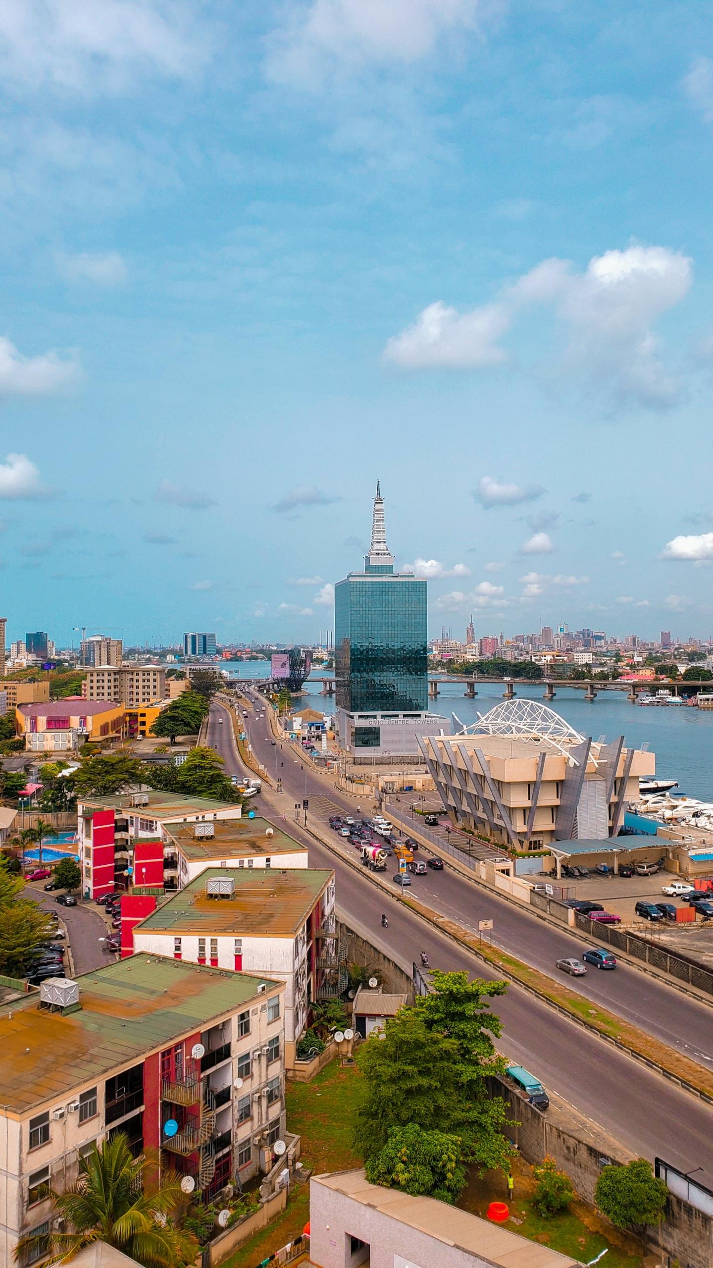 A view of a highway and buildings on a sunny day. 