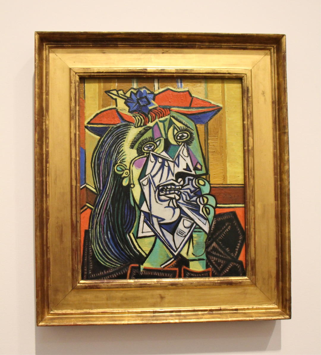 A photo of Weeping Woman in its frame at the museum