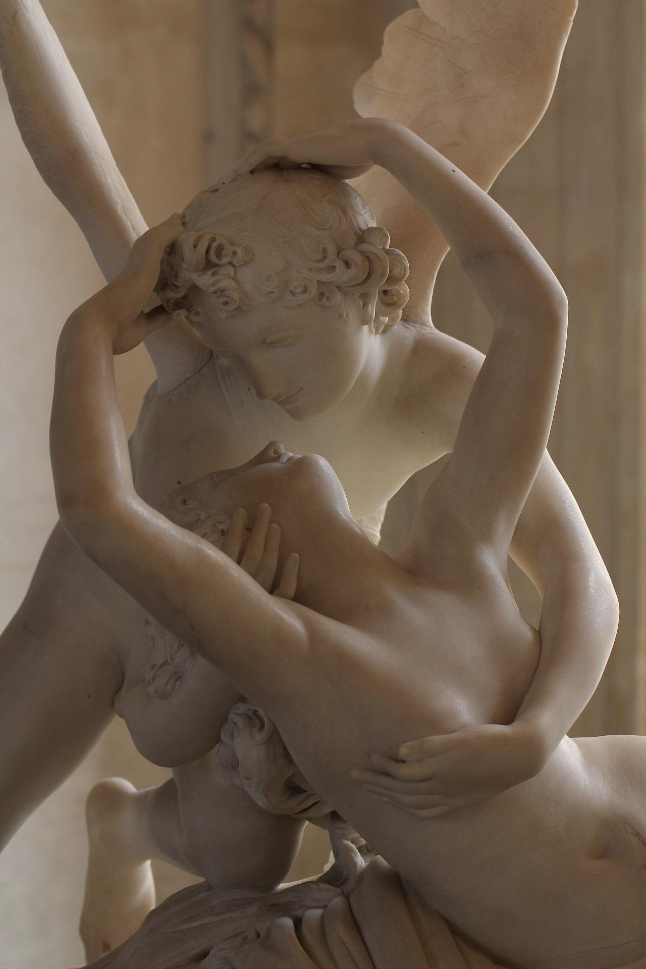A closeup of a statue of two parties kissing. 