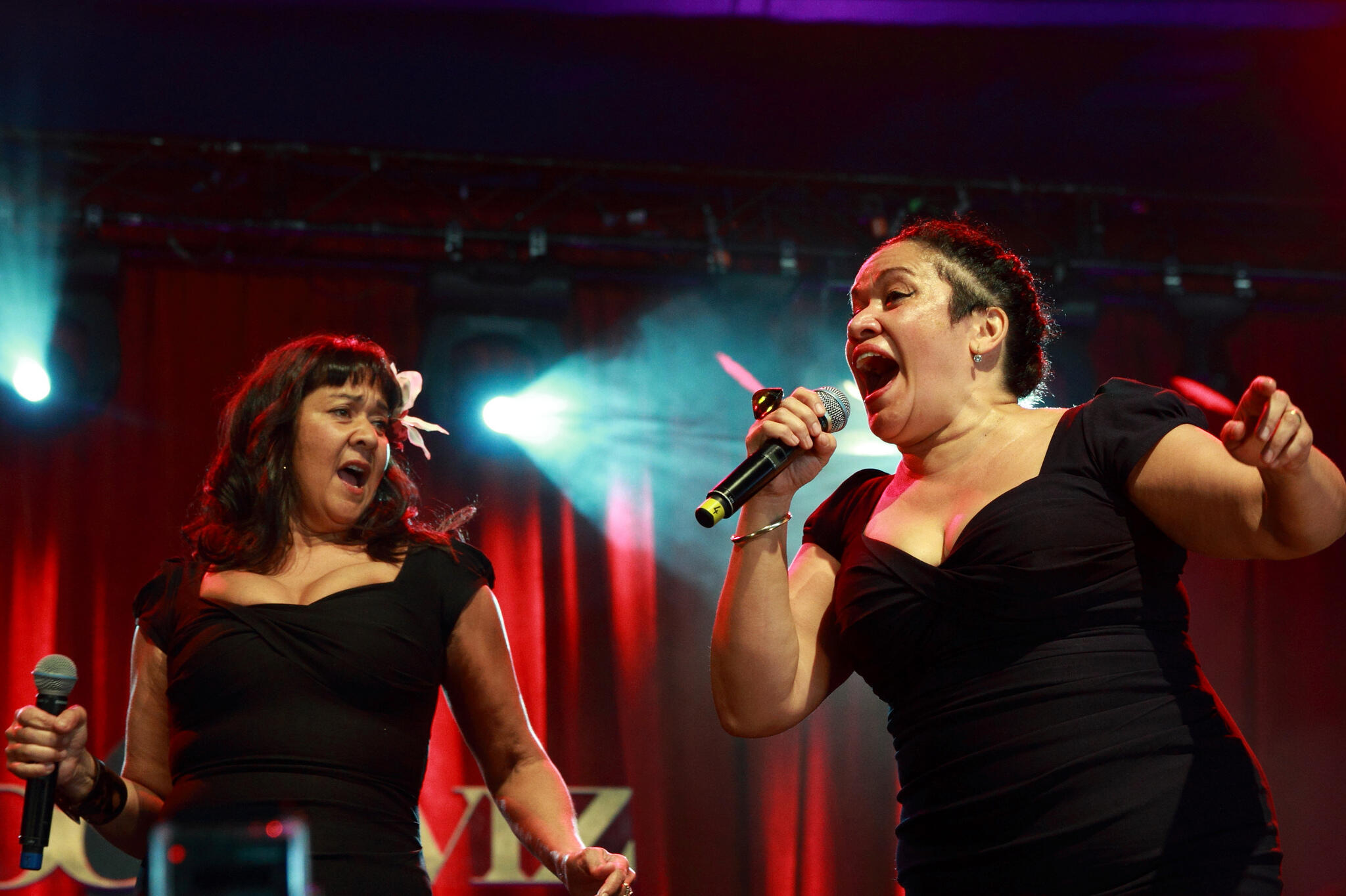 Vika & Linda Bull