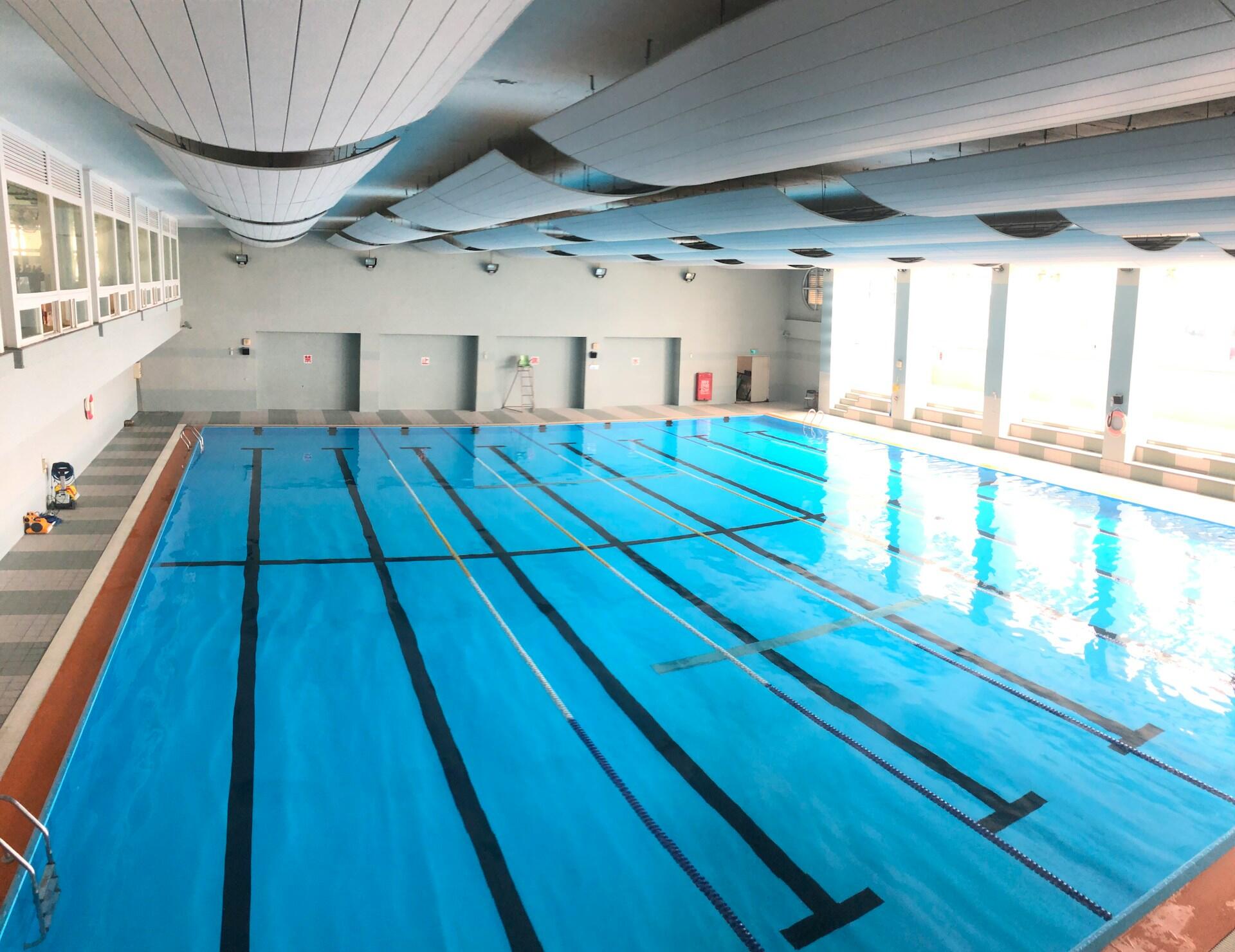 An overhead view of an indoor swimming pool.