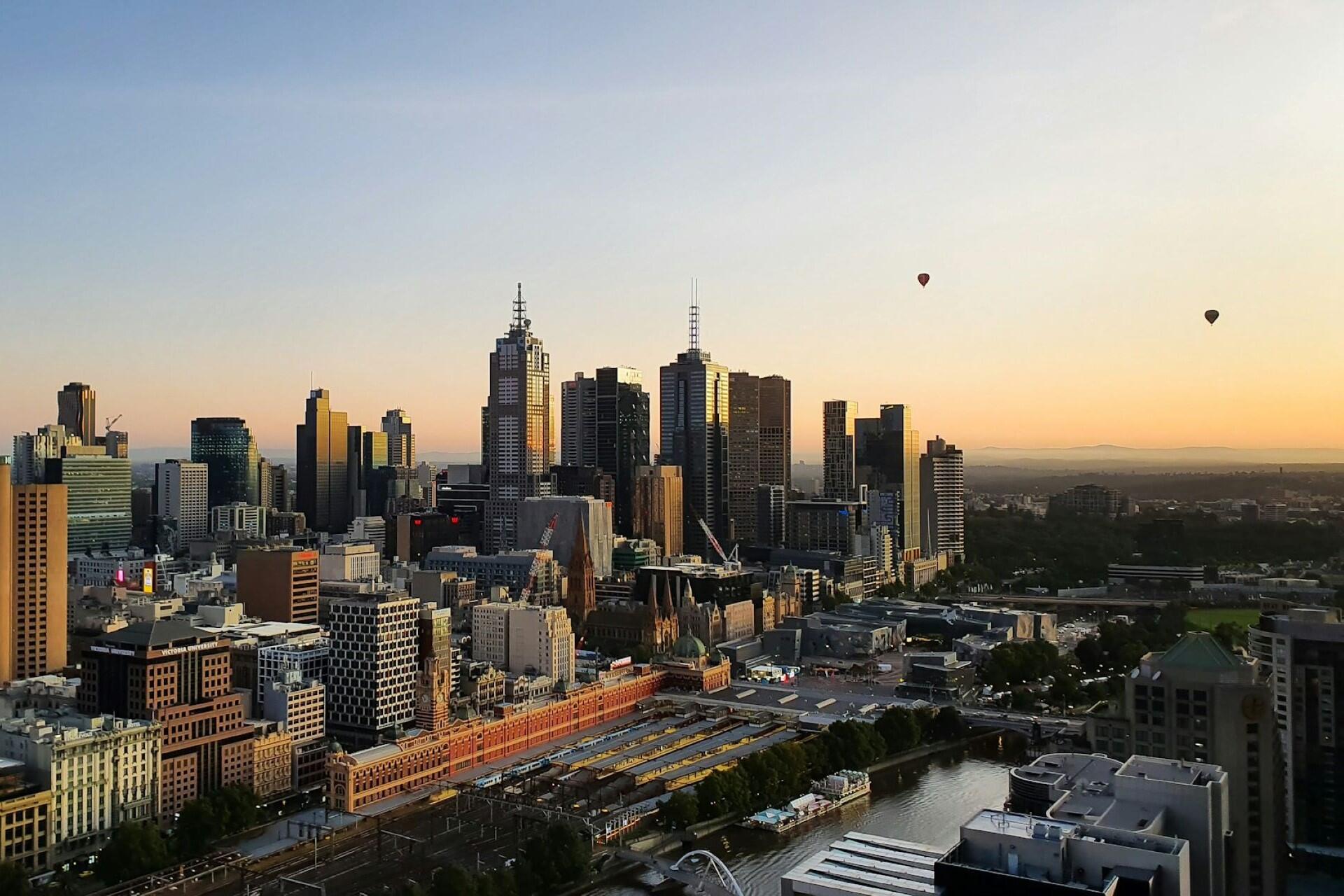 The Melbourne city skyline with hot air balloons.