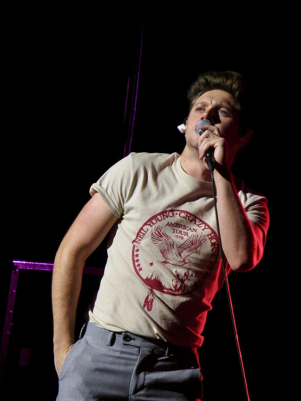 Niall Horan singing on stage.