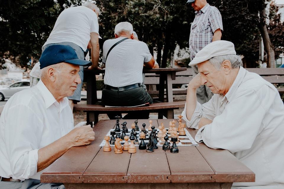 Chess players' intense focus allows them to play anywhere