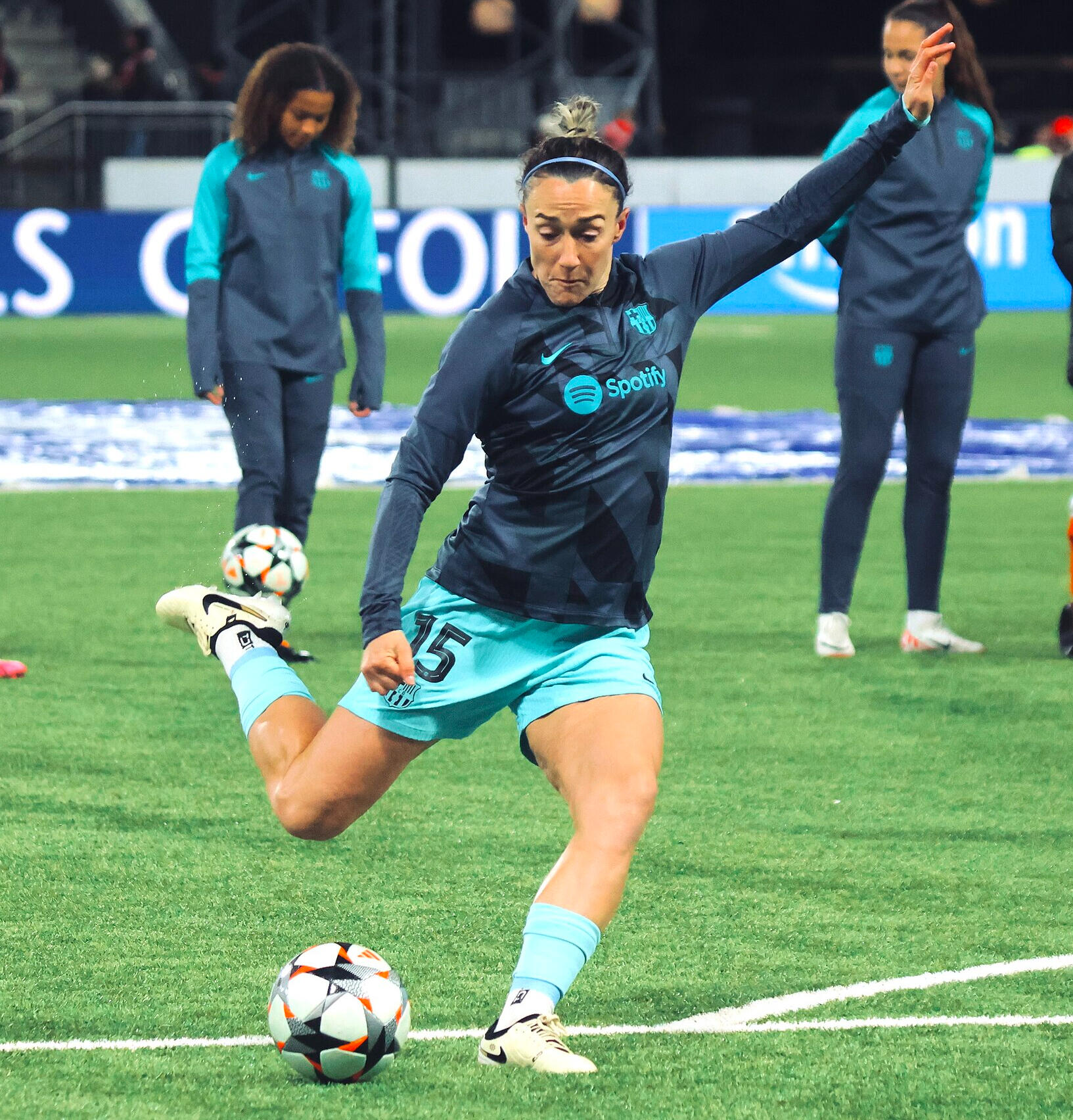 Bronze warming up before a match with FC Barcelona