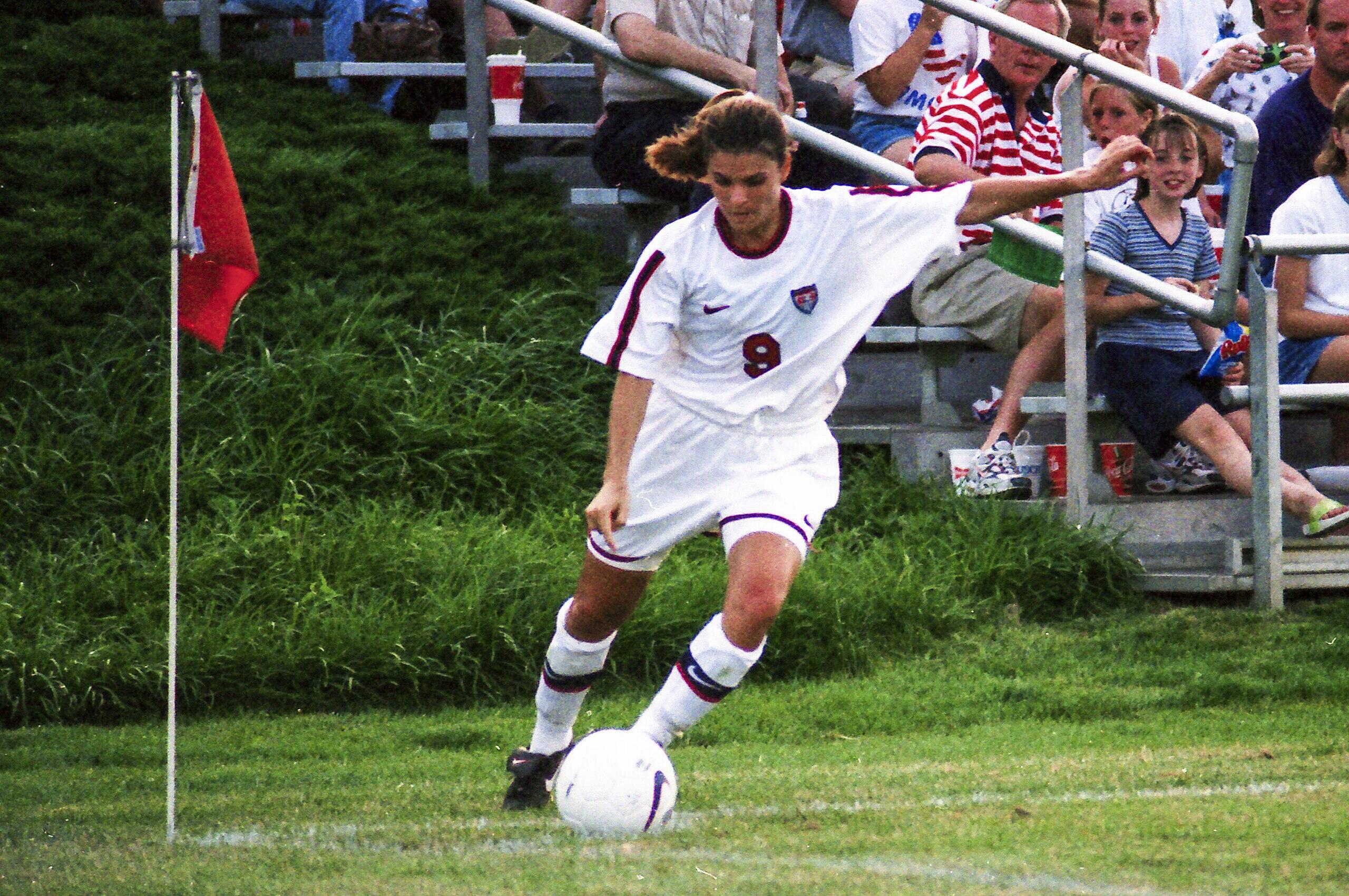 Mia Hamm playing in 1995