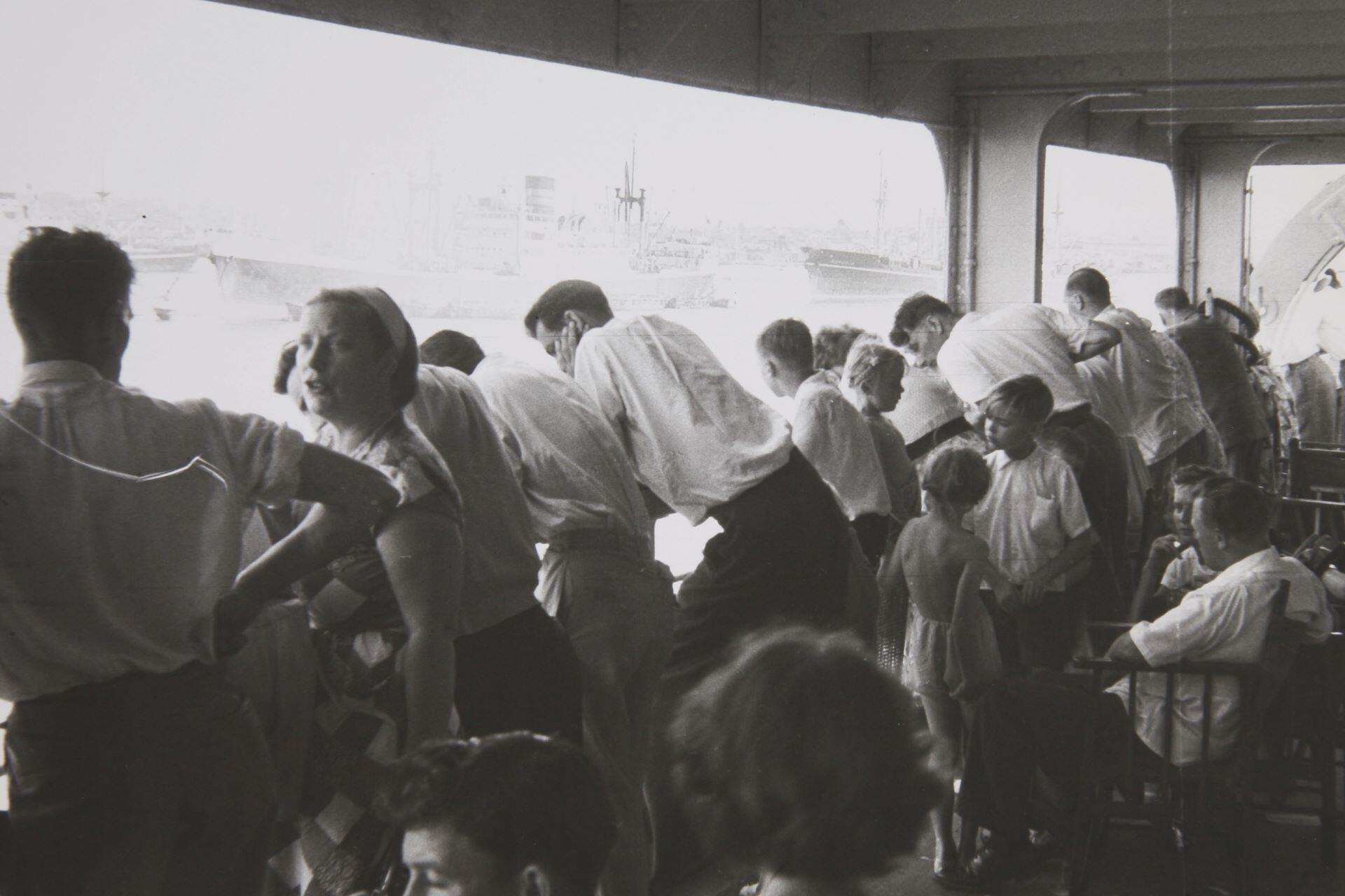 A view of British immigrants to Australia using the "Ten Pound Poms".