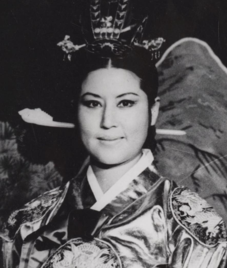 black and white photo of Choi Eun-hee